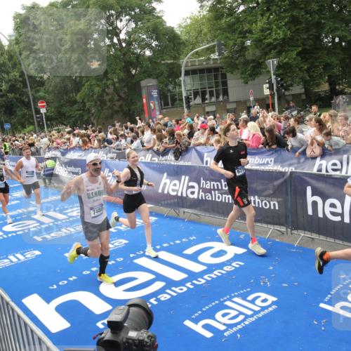29.06.2025 - hella hamburg halbmarathon Michael Strokosch http://msf.ph/oto/8536801 29.06.2025 10:47:19 Ziel  meine-sportfotos.de