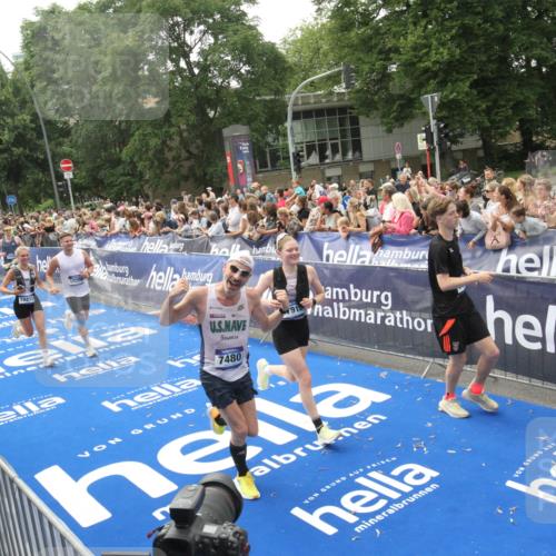 29.06.2025 - hella hamburg halbmarathon Michael Strokosch http://msf.ph/oto/8536803 29.06.2025 10:47:19 Ziel  meine-sportfotos.de
