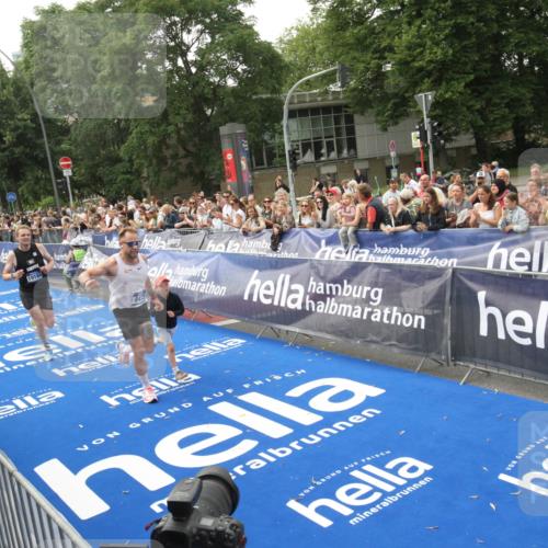 29.06.2025 - hella hamburg halbmarathon Michael Strokosch http://msf.ph/oto/8536804 29.06.2025 10:29:15 Ziel  meine-sportfotos.de