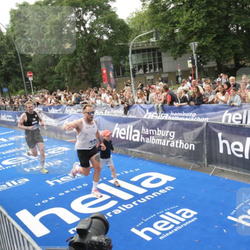 29.06.2025 - hella hamburg halbmarathon Michael Strokosch http://msf.ph/oto/8536805 29.06.2025 10:29:16 Ziel  meine-sportfotos.de