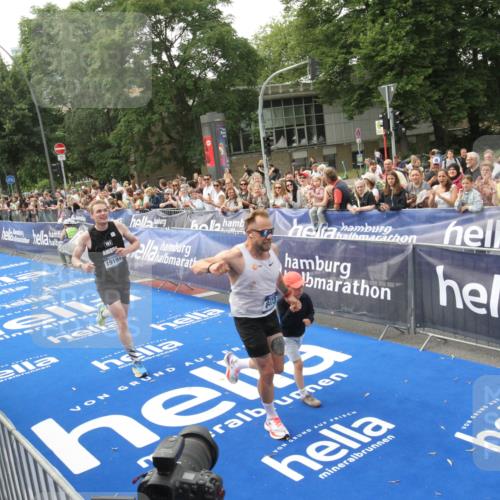 29.06.2025 - hella hamburg halbmarathon Michael Strokosch http://msf.ph/oto/8536807 29.06.2025 10:29:16 Ziel  meine-sportfotos.de