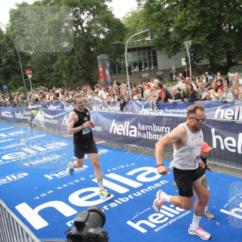 29.06.2025 - hella hamburg halbmarathon Michael Strokosch http://msf.ph/oto/8536809 29.06.2025 10:29:16 Ziel  meine-sportfotos.de