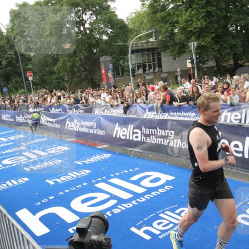 29.06.2025 - hella hamburg halbmarathon Michael Strokosch http://msf.ph/oto/8536813 29.06.2025 10:29:17 Ziel  meine-sportfotos.de