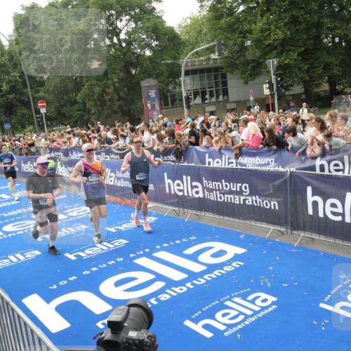 29.06.2025 - hella hamburg halbmarathon Michael Strokosch http://msf.ph/oto/8536814 29.06.2025 10:47:22 Ziel  meine-sportfotos.de