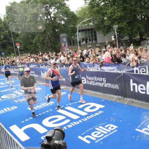 29.06.2025 - hella hamburg halbmarathon Michael Strokosch http://msf.ph/oto/8536816 29.06.2025 10:47:22 Ziel  meine-sportfotos.de
