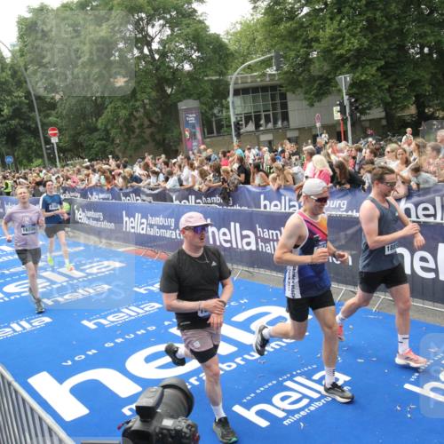 29.06.2025 - hella hamburg halbmarathon Michael Strokosch http://msf.ph/oto/8536820 29.06.2025 10:47:23 Ziel  meine-sportfotos.de