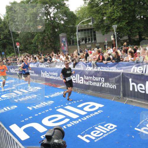 29.06.2025 - hella hamburg halbmarathon Michael Strokosch http://msf.ph/oto/8536821 29.06.2025 10:29:23 Ziel  meine-sportfotos.de