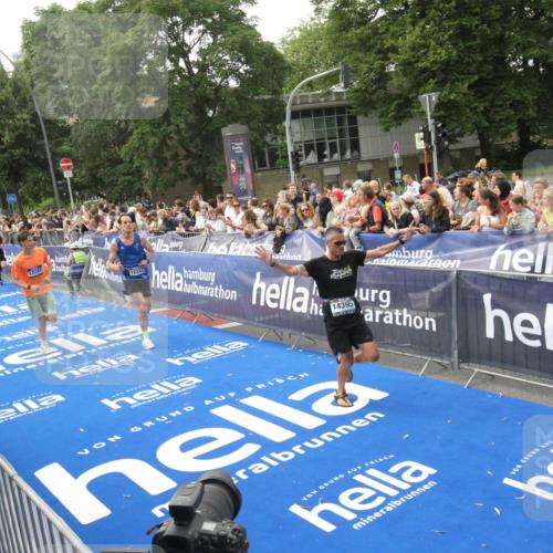 29.06.2025 - hella hamburg halbmarathon Michael Strokosch http://msf.ph/oto/8536823 29.06.2025 10:29:23 Ziel  meine-sportfotos.de