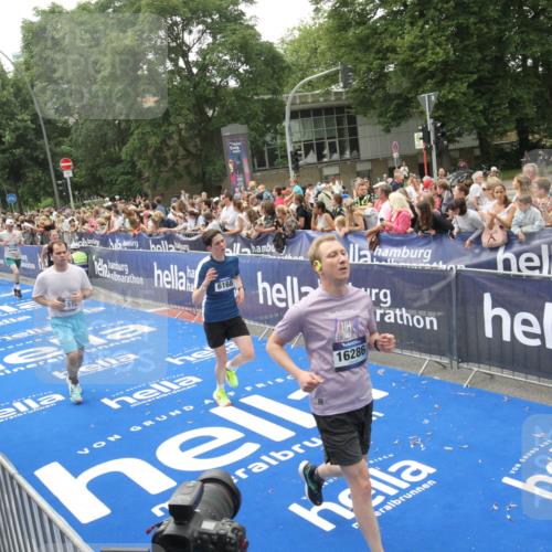 29.06.2025 - hella hamburg halbmarathon Michael Strokosch http://msf.ph/oto/8536824 29.06.2025 10:47:24 Ziel  meine-sportfotos.de