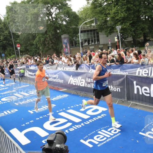 29.06.2025 - hella hamburg halbmarathon Michael Strokosch http://msf.ph/oto/8536828 29.06.2025 10:29:24 Ziel  meine-sportfotos.de