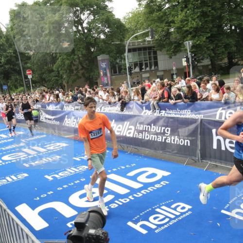 29.06.2025 - hella hamburg halbmarathon Michael Strokosch http://msf.ph/oto/8536830 29.06.2025 10:29:25 Ziel  meine-sportfotos.de
