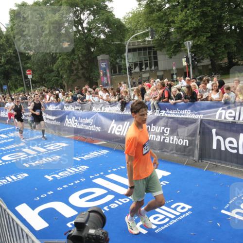 29.06.2025 - hella hamburg halbmarathon Michael Strokosch http://msf.ph/oto/8536832 29.06.2025 10:29:25 Ziel  meine-sportfotos.de