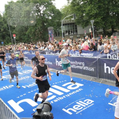 29.06.2025 - hella hamburg halbmarathon Michael Strokosch http://msf.ph/oto/8536833 29.06.2025 10:47:27 Ziel  meine-sportfotos.de