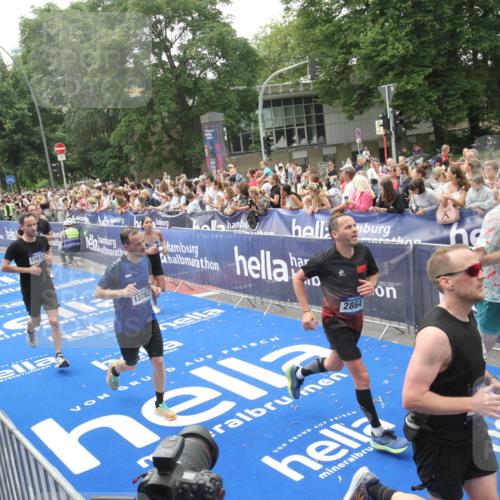 29.06.2025 - hella hamburg halbmarathon Michael Strokosch http://msf.ph/oto/8536837 29.06.2025 10:47:27 Ziel  meine-sportfotos.de