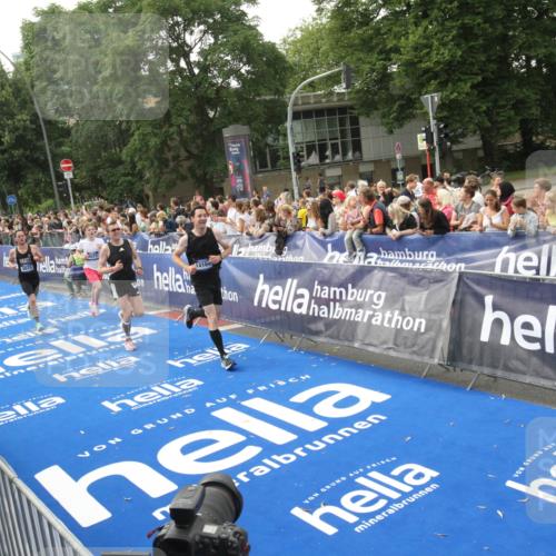 29.06.2025 - hella hamburg halbmarathon Michael Strokosch http://msf.ph/oto/8536838 29.06.2025 10:29:26 Ziel  meine-sportfotos.de
