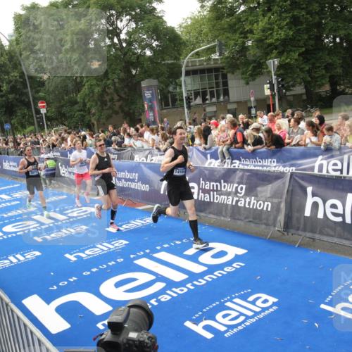 29.06.2025 - hella hamburg halbmarathon Michael Strokosch http://msf.ph/oto/8536840 29.06.2025 10:29:26 Ziel  meine-sportfotos.de