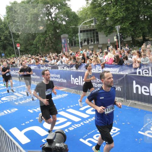 29.06.2025 - hella hamburg halbmarathon Michael Strokosch http://msf.ph/oto/8536841 29.06.2025 10:47:28 Ziel  meine-sportfotos.de