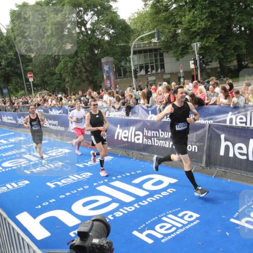 29.06.2025 - hella hamburg halbmarathon Michael Strokosch http://msf.ph/oto/8536842 29.06.2025 10:29:27 Ziel  meine-sportfotos.de