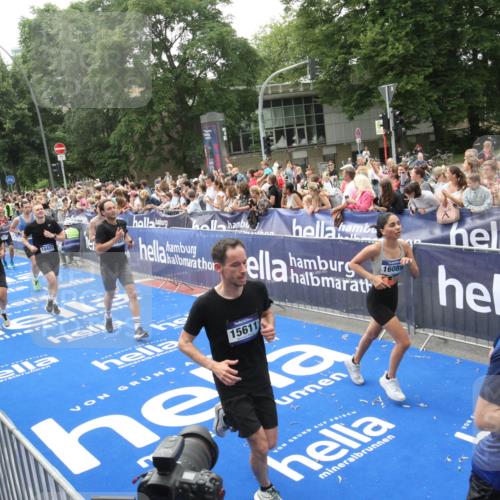 29.06.2025 - hella hamburg halbmarathon Michael Strokosch http://msf.ph/oto/8536843 29.06.2025 10:47:29 Ziel  meine-sportfotos.de