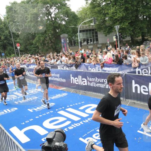 29.06.2025 - hella hamburg halbmarathon Michael Strokosch http://msf.ph/oto/8536845 29.06.2025 10:47:29 Ziel  meine-sportfotos.de