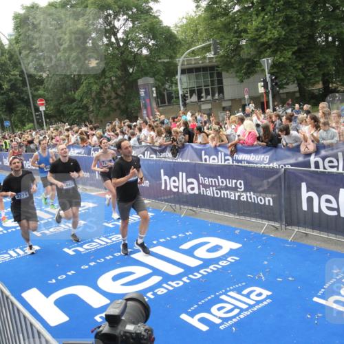29.06.2025 - hella hamburg halbmarathon Michael Strokosch http://msf.ph/oto/8536847 29.06.2025 10:47:29 Ziel  meine-sportfotos.de