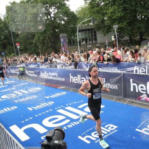 29.06.2025 - hella hamburg halbmarathon Michael Strokosch http://msf.ph/oto/8536850 29.06.2025 10:29:28 Ziel  meine-sportfotos.de