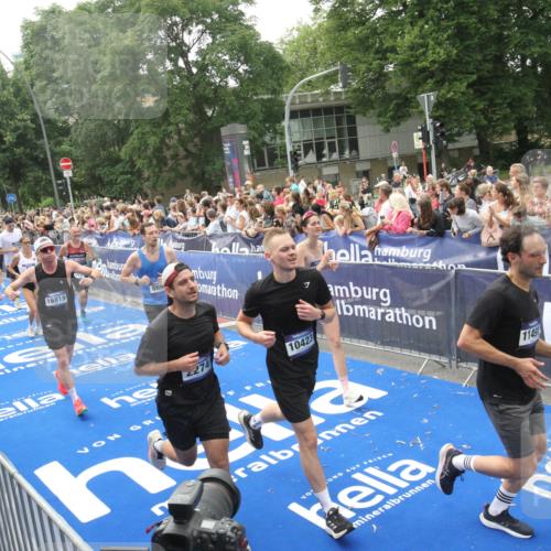 29.06.2025 - hella hamburg halbmarathon Michael Strokosch http://msf.ph/oto/8536853 29.06.2025 10:47:30 Ziel  meine-sportfotos.de