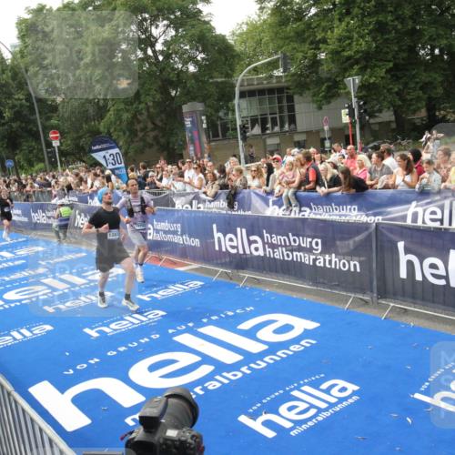 29.06.2025 - hella hamburg halbmarathon Michael Strokosch http://msf.ph/oto/8536854 29.06.2025 10:29:30 Ziel  meine-sportfotos.de