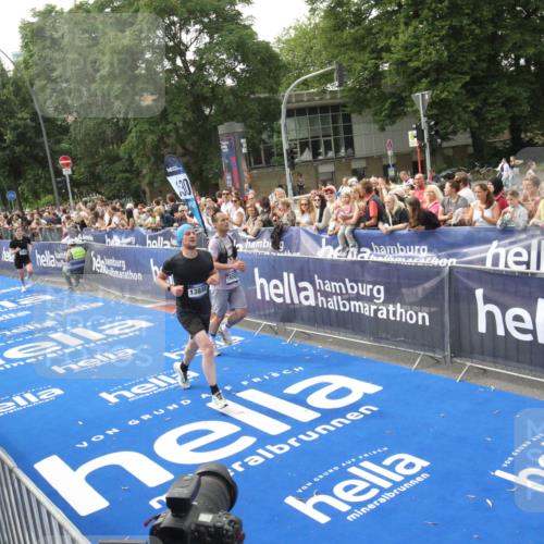 29.06.2025 - hella hamburg halbmarathon Michael Strokosch http://msf.ph/oto/8536856 29.06.2025 10:29:30 Ziel  meine-sportfotos.de