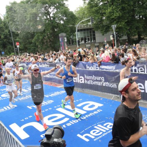 29.06.2025 - hella hamburg halbmarathon Michael Strokosch http://msf.ph/oto/8536857 29.06.2025 10:47:31 Ziel  meine-sportfotos.de
