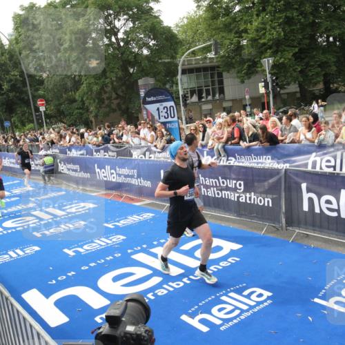 29.06.2025 - hella hamburg halbmarathon Michael Strokosch http://msf.ph/oto/8536858 29.06.2025 10:29:30 Ziel  meine-sportfotos.de