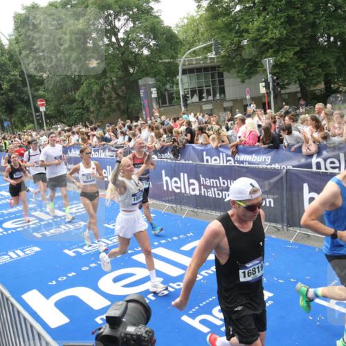 29.06.2025 - hella hamburg halbmarathon Michael Strokosch http://msf.ph/oto/8536860 29.06.2025 10:47:32 Ziel  meine-sportfotos.de
