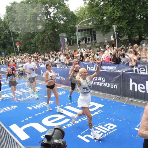 29.06.2025 - hella hamburg halbmarathon Michael Strokosch http://msf.ph/oto/8536862 29.06.2025 10:47:32 Ziel  meine-sportfotos.de