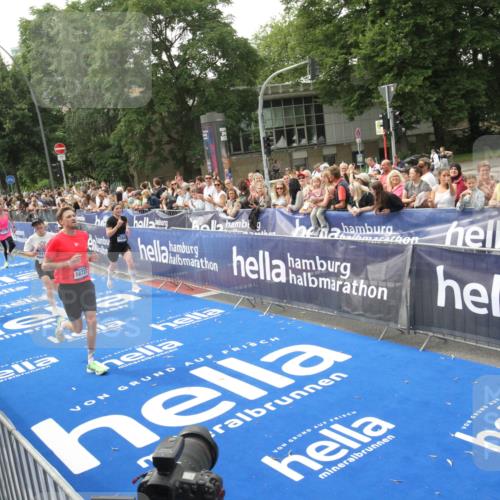29.06.2025 - hella hamburg halbmarathon Michael Strokosch http://msf.ph/oto/8536864 29.06.2025 10:29:31 Ziel  meine-sportfotos.de