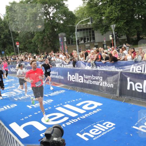 29.06.2025 - hella hamburg halbmarathon Michael Strokosch http://msf.ph/oto/8536866 29.06.2025 10:29:32 Ziel  meine-sportfotos.de