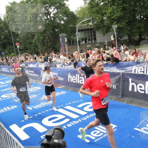 29.06.2025 - hella hamburg halbmarathon Michael Strokosch http://msf.ph/oto/8536871 29.06.2025 10:29:32 Ziel  meine-sportfotos.de
