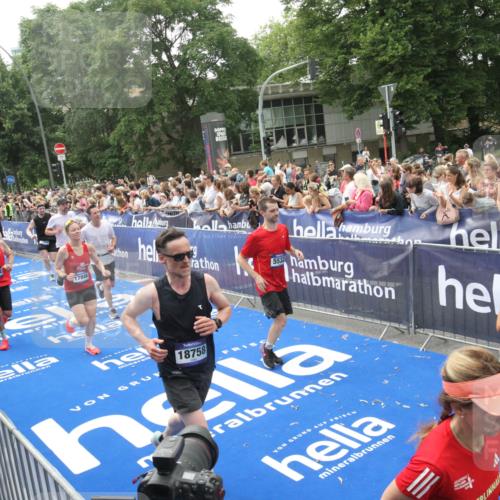 29.06.2025 - hella hamburg halbmarathon Michael Strokosch http://msf.ph/oto/8536874 29.06.2025 10:47:34 Ziel  meine-sportfotos.de