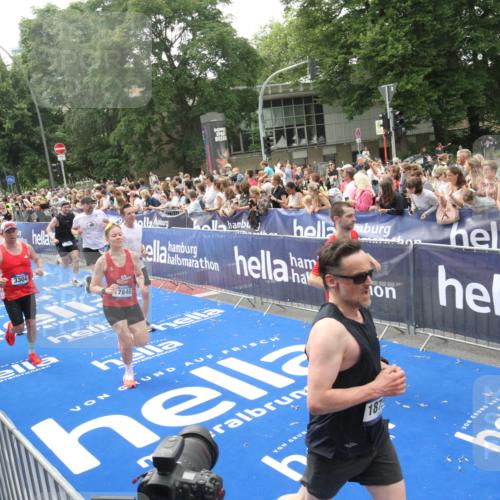 29.06.2025 - hella hamburg halbmarathon Michael Strokosch http://msf.ph/oto/8536876 29.06.2025 10:47:35 Ziel  meine-sportfotos.de