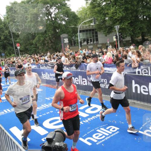 29.06.2025 - hella hamburg halbmarathon Michael Strokosch http://msf.ph/oto/8536884 29.06.2025 10:47:36 Ziel  meine-sportfotos.de
