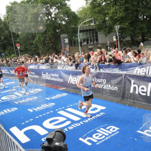 29.06.2025 - hella hamburg halbmarathon Michael Strokosch http://msf.ph/oto/8536886 29.06.2025 10:29:35 Ziel  meine-sportfotos.de