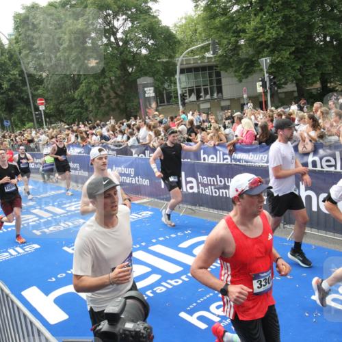 29.06.2025 - hella hamburg halbmarathon Michael Strokosch http://msf.ph/oto/8536887 29.06.2025 10:47:37 Ziel  meine-sportfotos.de
