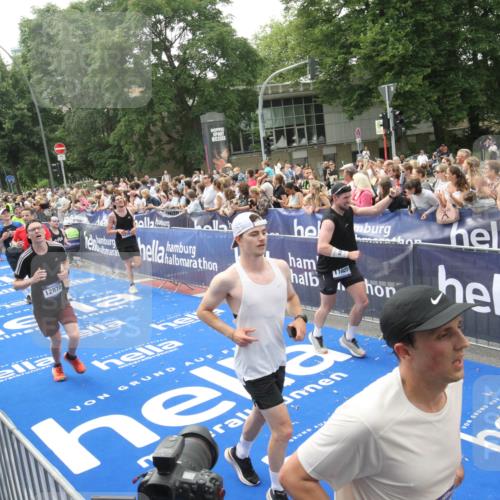 29.06.2025 - hella hamburg halbmarathon Michael Strokosch http://msf.ph/oto/8536889 29.06.2025 10:47:37 Ziel  meine-sportfotos.de