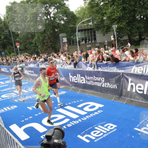 29.06.2025 - hella hamburg halbmarathon Michael Strokosch http://msf.ph/oto/8536892 29.06.2025 10:29:36 Ziel  meine-sportfotos.de