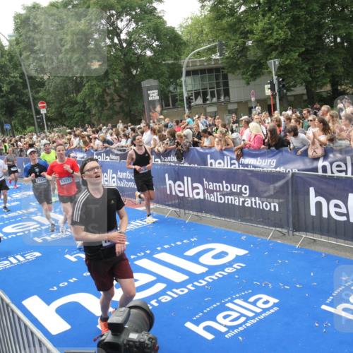 29.06.2025 - hella hamburg halbmarathon Michael Strokosch http://msf.ph/oto/8536893 29.06.2025 10:47:38 Ziel  meine-sportfotos.de