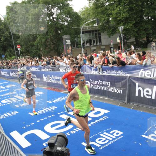 29.06.2025 - hella hamburg halbmarathon Michael Strokosch http://msf.ph/oto/8536894 29.06.2025 10:29:37 Ziel  meine-sportfotos.de