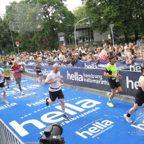 29.06.2025 - hella hamburg halbmarathon Michael Strokosch http://msf.ph/oto/8536899 29.06.2025 10:47:40 Ziel  meine-sportfotos.de