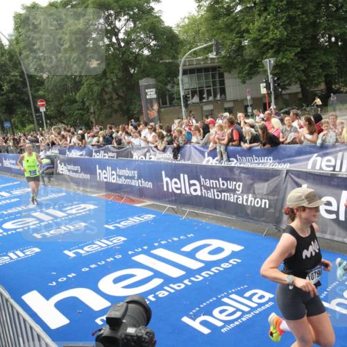 29.06.2025 - hella hamburg halbmarathon Michael Strokosch http://msf.ph/oto/8536900 29.06.2025 10:29:38 Ziel  meine-sportfotos.de