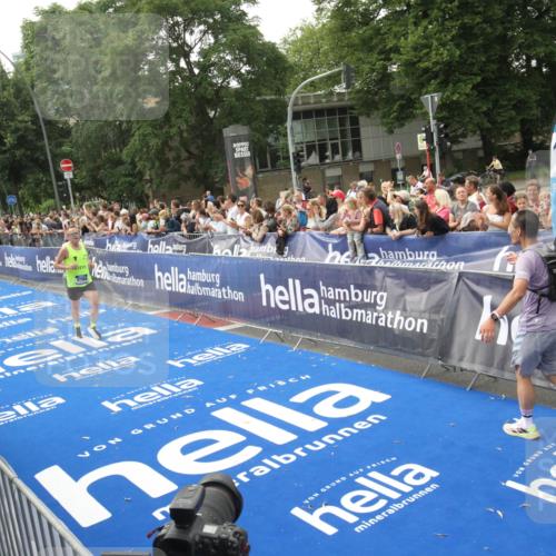 29.06.2025 - hella hamburg halbmarathon Michael Strokosch http://msf.ph/oto/8536902 29.06.2025 10:29:38 Ziel  meine-sportfotos.de