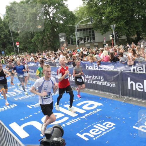 29.06.2025 - hella hamburg halbmarathon Michael Strokosch http://msf.ph/oto/8536905 29.06.2025 10:47:41 Ziel  meine-sportfotos.de