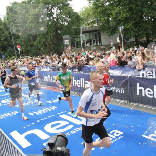 29.06.2025 - hella hamburg halbmarathon Michael Strokosch http://msf.ph/oto/8536907 29.06.2025 10:47:41 Ziel  meine-sportfotos.de